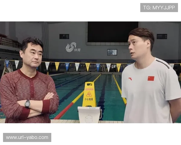 场边教练大衣被风吹走，球员捡回引笑声